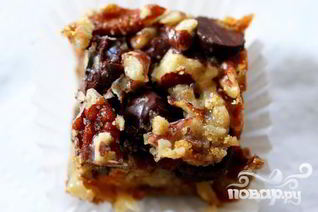 Пирожные с шоколадом, сгущенкой и орехами