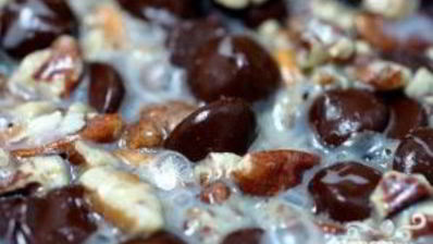 пирожные с шоколадом, сгущенкой и орехами