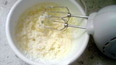 пирожные со сливой и миндалем