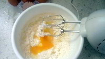 пирожные со сливой и миндалем