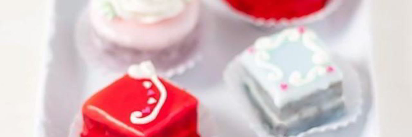 Праздничные шоколадные пирожные с глазурью