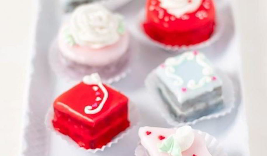 Рецепт праздничных шоколадных пирожных с глазурью