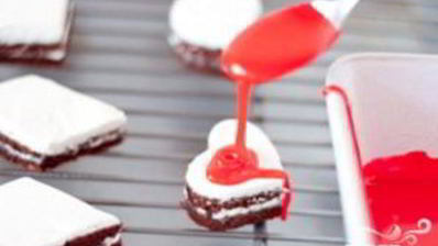 праздничные шоколадные пирожные с глазурью