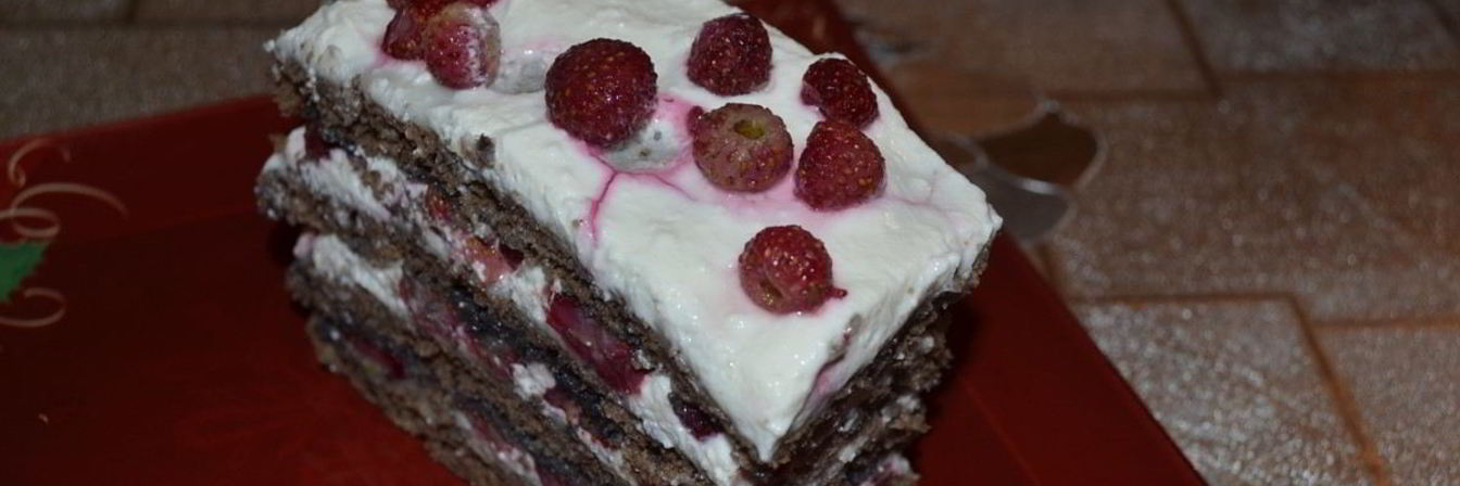 Шоколадно-творожное пирожное с ягодами