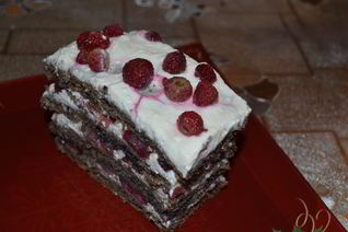 Шоколадно-творожное пирожное с ягодами