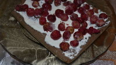 шоколадно-творожное пирожное с ягодами