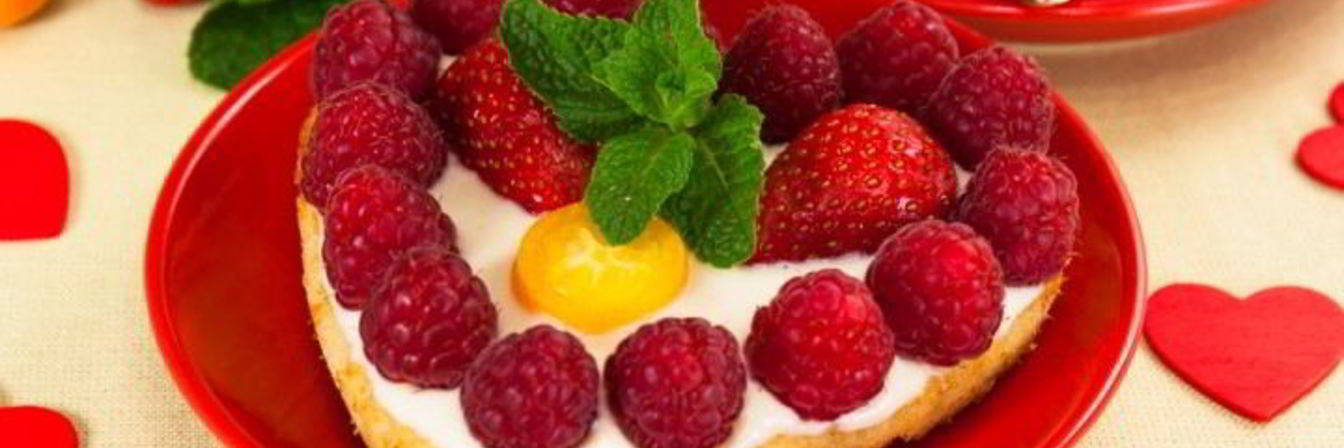 Цитрусовые пирожные Валентинки с фруктами