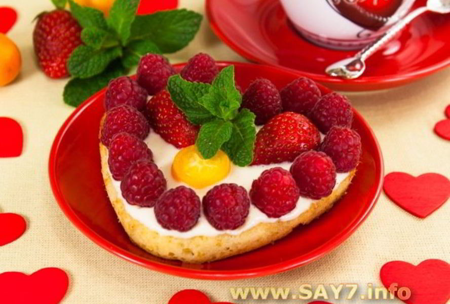 Цитрусовые пирожные Валентинки с фруктами