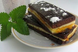 Творожно-шоколадные пирожные из бисквита