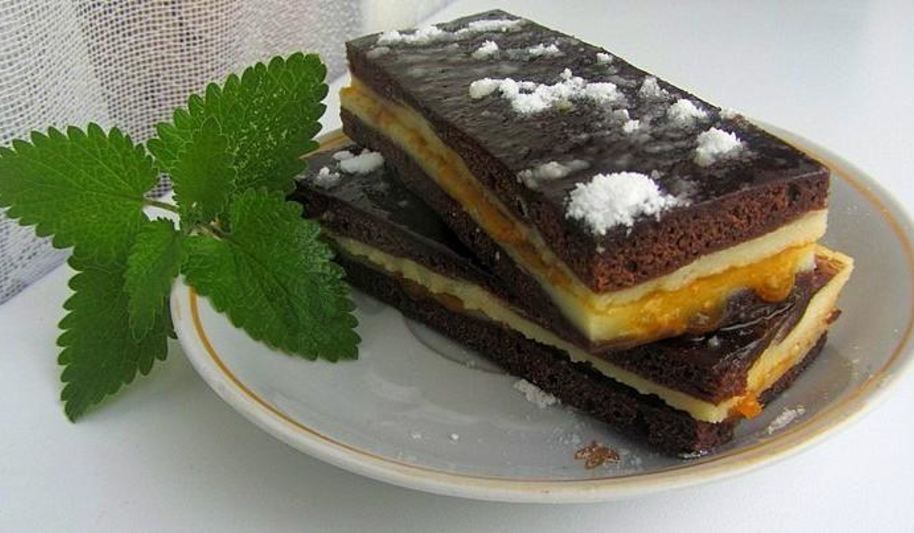 Рецепт творожно-шоколадных пирожные из бисквита