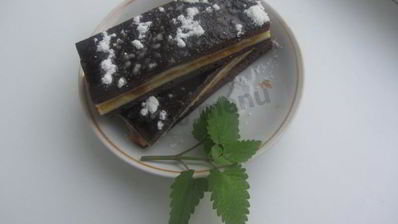 творожно-шоколадные пирожные из бисквита