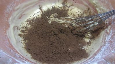 творожно-шоколадные пирожные из бисквита