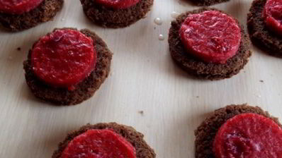 зефирное пирожное с малиновым конфи