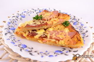 Домашняя пицца из слоеного теста с колбасой