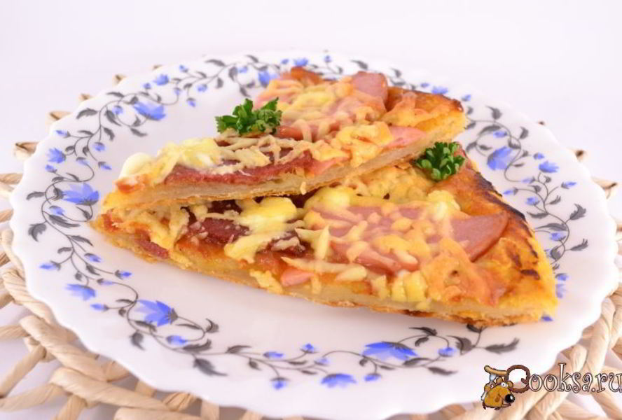 Домашняя пицца из слоеного теста с колбасой