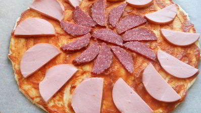 домашняя пицца из слоеного теста с колбасой