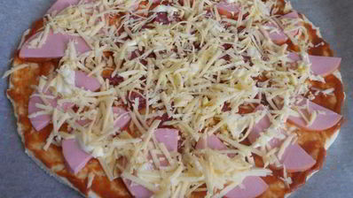 домашняя пицца из слоеного теста с колбасой