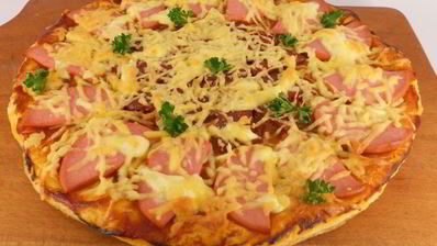 домашняя пицца из слоеного теста с колбасой