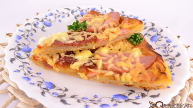 домашняя пицца из слоеного теста с колбасой