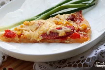 Домашняя пицца с колбасой и сыром