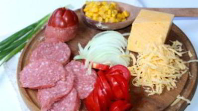 домашняя пицца с колбасой и сыром