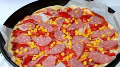 домашняя пицца с колбасой и сыром