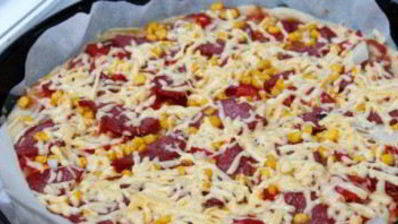 домашняя пицца с колбасой и сыром