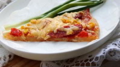 домашняя пицца с колбасой и сыром