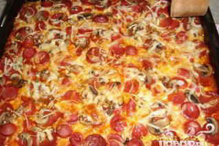 Домашняя пицца с колбасой