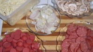 домашняя пицца с колбасой