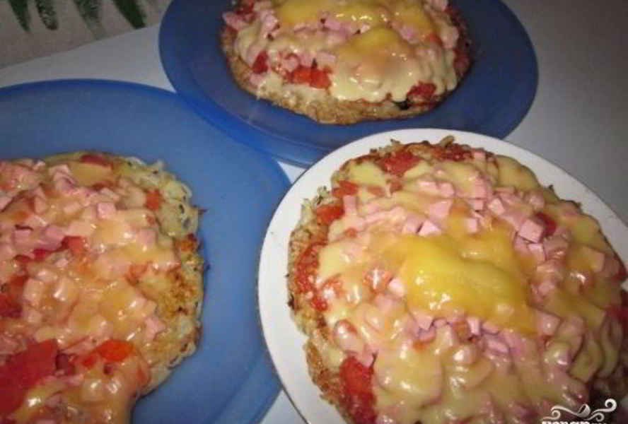 Картофельная пицца с колбасой на сковороде