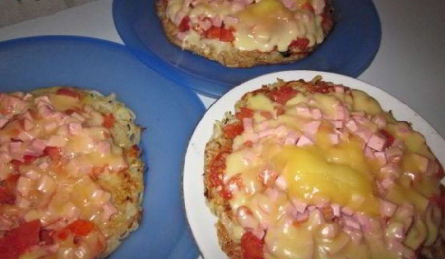Рецепт картофельной пиццы с колбасой на сковороде