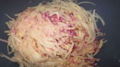 картофельная пицца с колбасой на сковороде