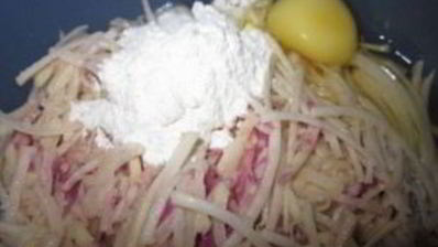 картофельная пицца с колбасой на сковороде