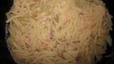 картофельная пицца с колбасой на сковороде