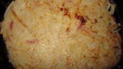 картофельная пицца с колбасой на сковороде