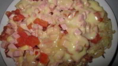 картофельная пицца с колбасой на сковороде