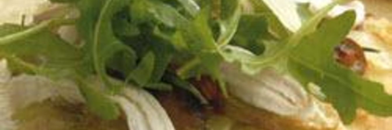 Картофельная пицца с курицей и рокет-салатом