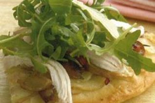 Картофельная пицца с курицей и рокет-салатом