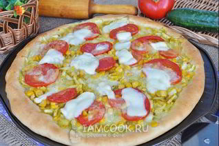 Луковая пицца с кукурузой и моцареллой