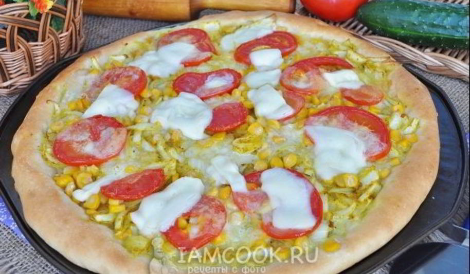 Рецепт луковой пиццы с кукурузой и моцареллой