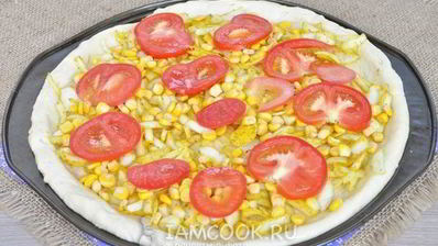 луковая пицца с кукурузой и моцареллой