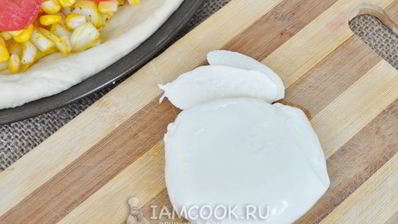 луковая пицца с кукурузой и моцареллой