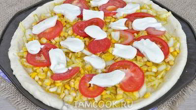 луковая пицца с кукурузой и моцареллой