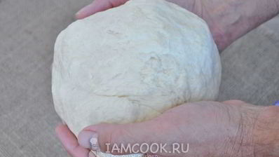 луковая пицца с кукурузой и моцареллой