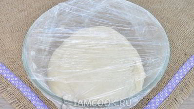 луковая пицца с кукурузой и моцареллой