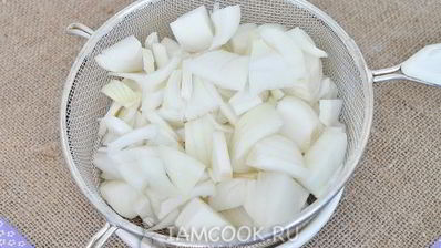 луковая пицца с кукурузой и моцареллой