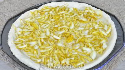 луковая пицца с кукурузой и моцареллой