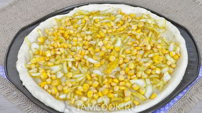 луковая пицца с кукурузой и моцареллой