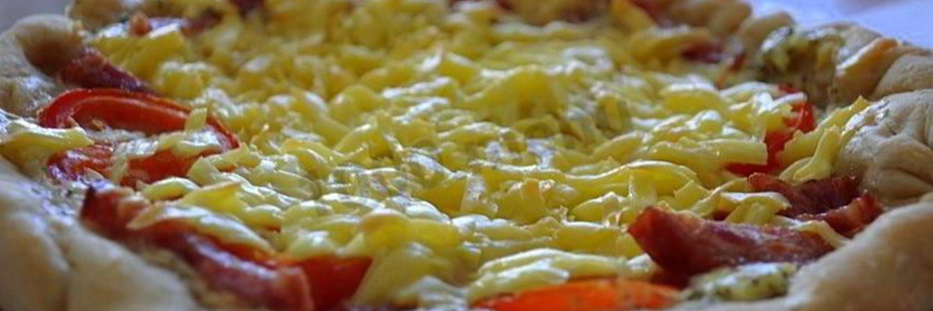 Мясная пицца с белым соусом в мультиварке